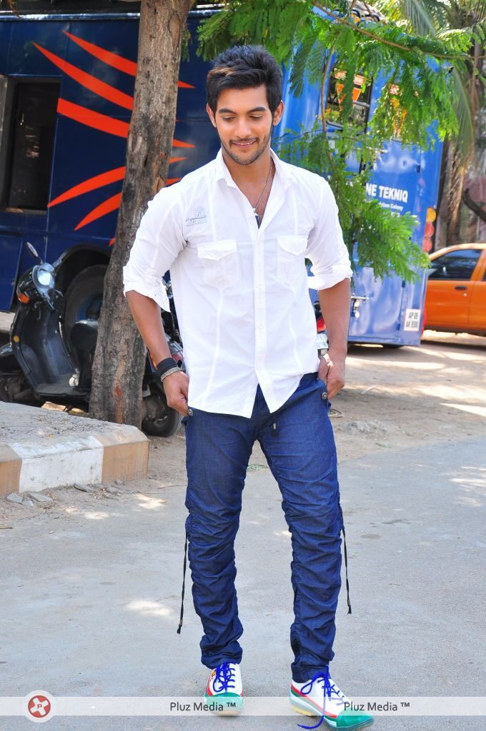 Aadi at Lovely Press Meet - Arrivals - Pictures | Picture 122210
